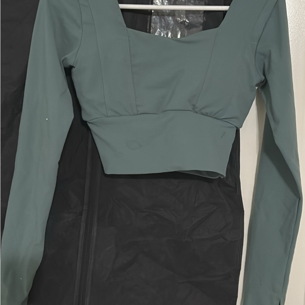 Medium support crop top with thumbhole
